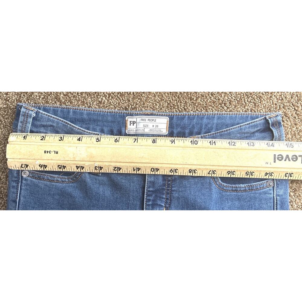 Free People Bell Bottoms Raw Hem Jean Sz 26 Blue 7 1/2 Rise Bell Bottom festival - Picture 6 of 8